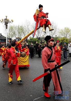 ”花車巡游”/